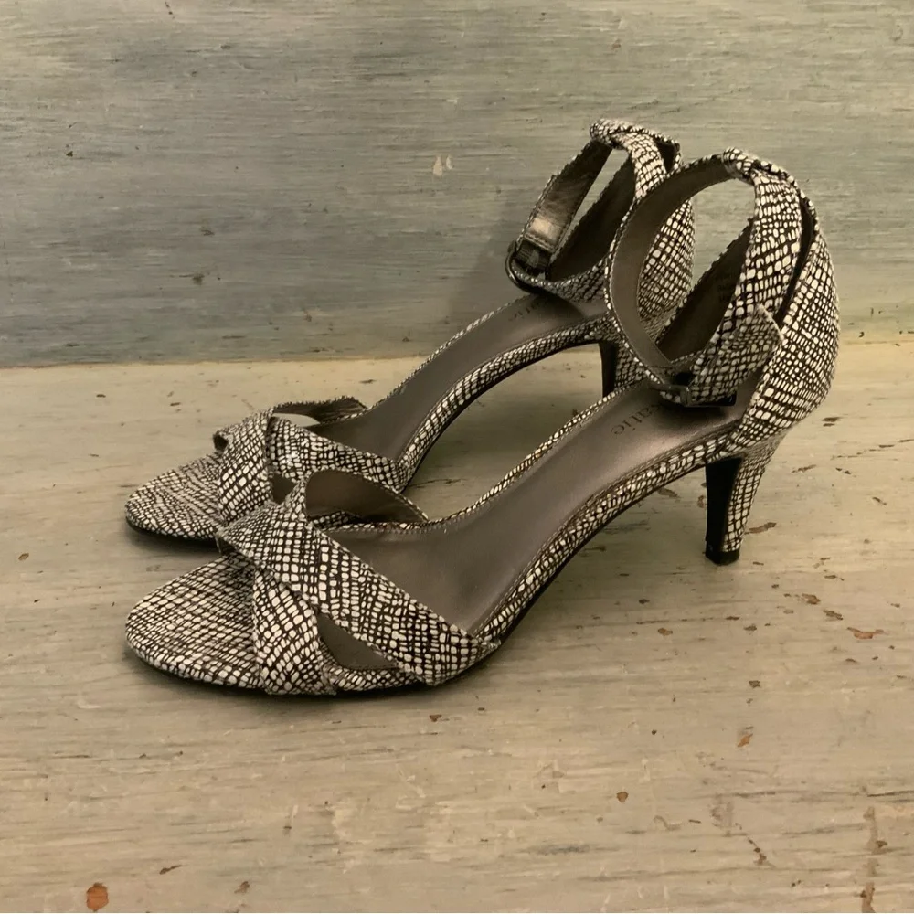 Kelly & Katie Black White Ankle Strap Kitten‎ Heels 3” Size 8.5 Good Condition